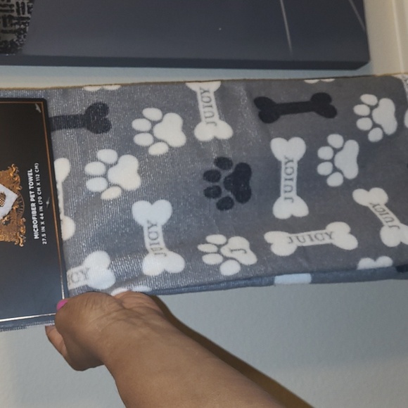 💕HP💕Juicy Couture Gray and White Microfiber Pet Towel - Picture 3 of 7
